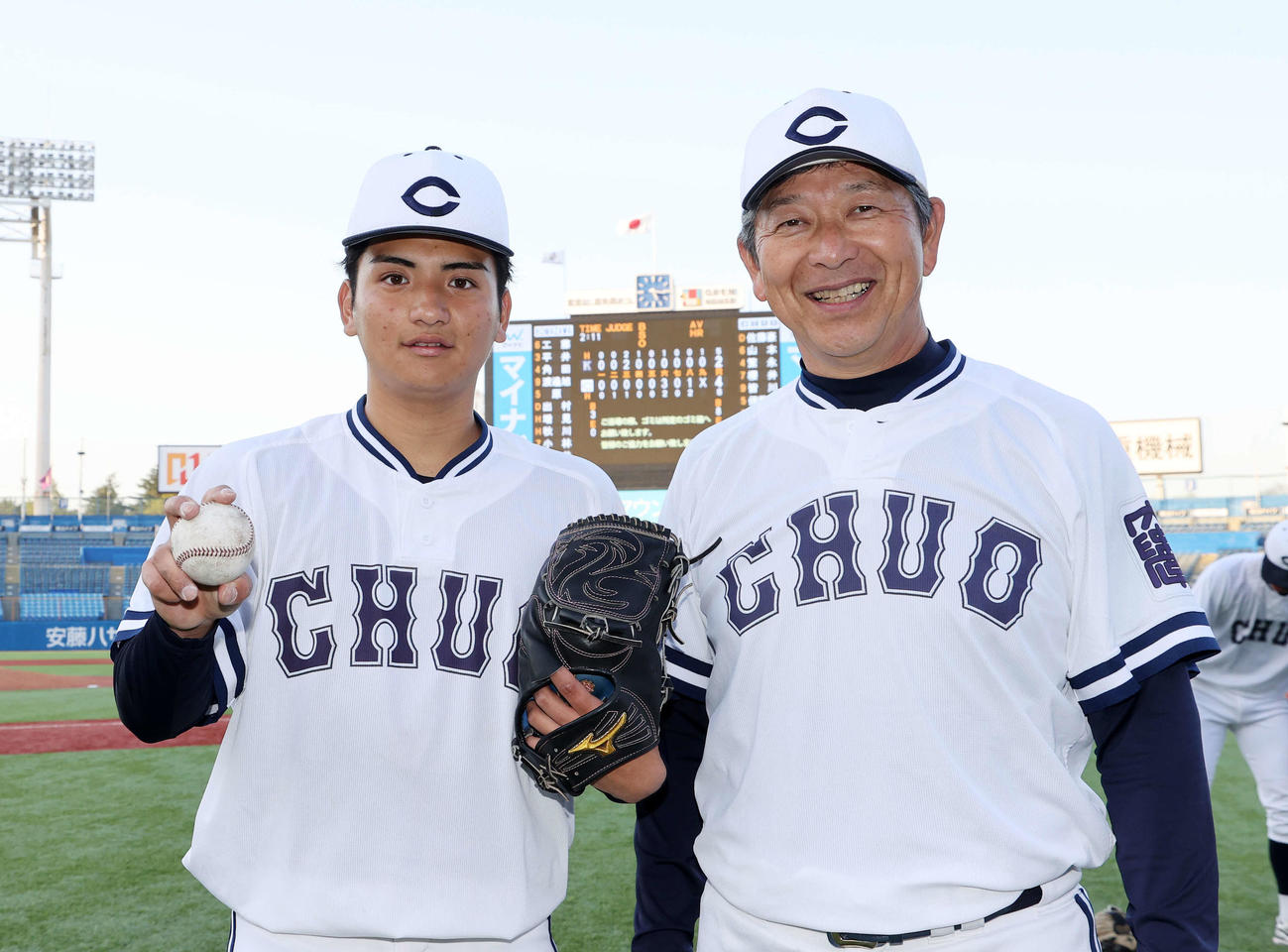 駒大対中大　初勝利し笑顔で写真に納まる中大・東恩納（左）と清水監督（撮影・鈴木正人）