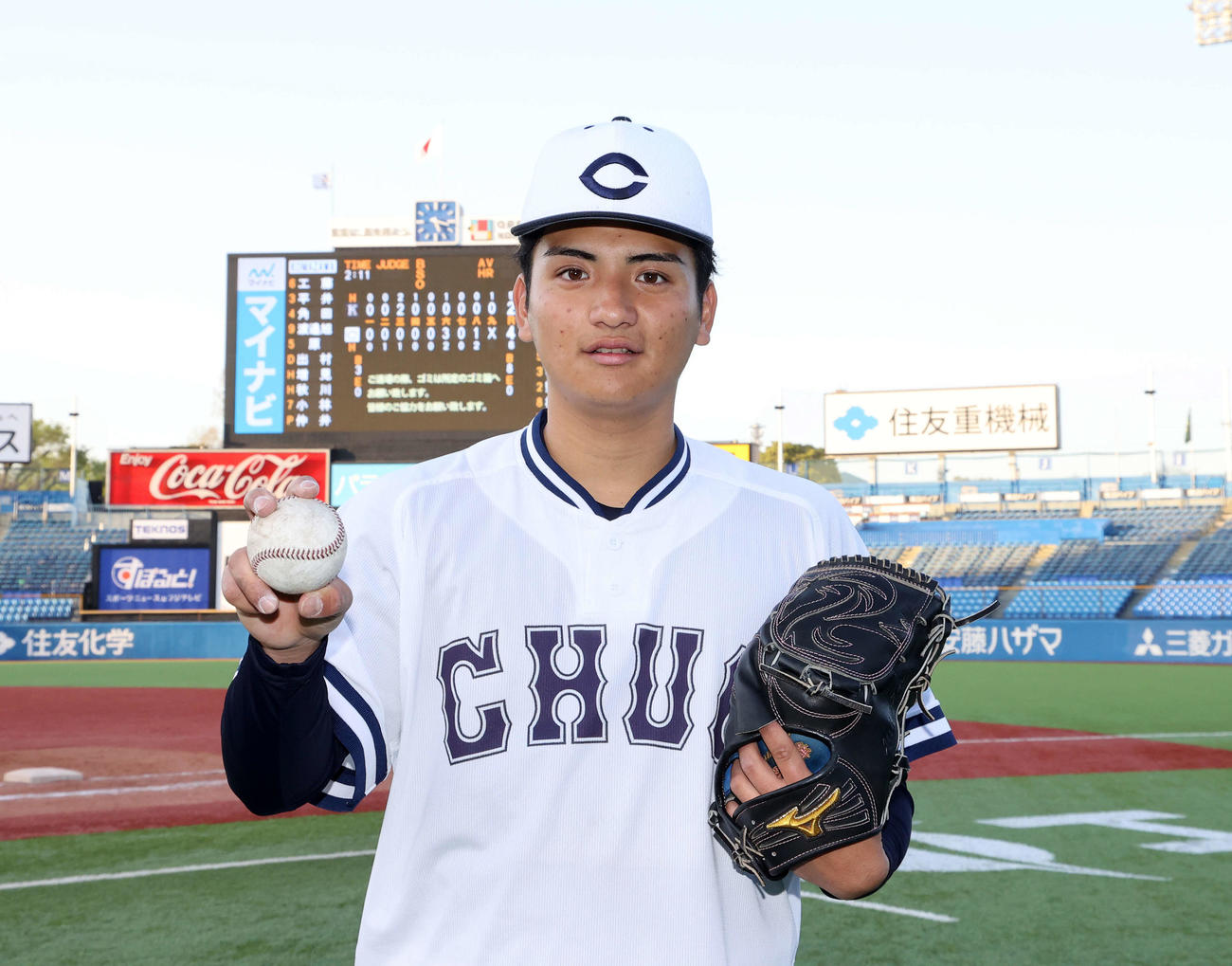 駒大対中大　初勝利し写真に納まる中大・東恩納（撮影・鈴木正人）