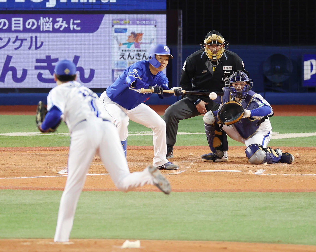 DeNA対中日　2回表中日無死一、二塁、投手内野安打放つ松葉。投手小園（撮影・宮地輝）