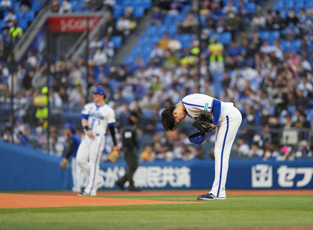 DeNA対中日　マウンドに上がる前、一礼するDeNA小園（撮影・井上学）