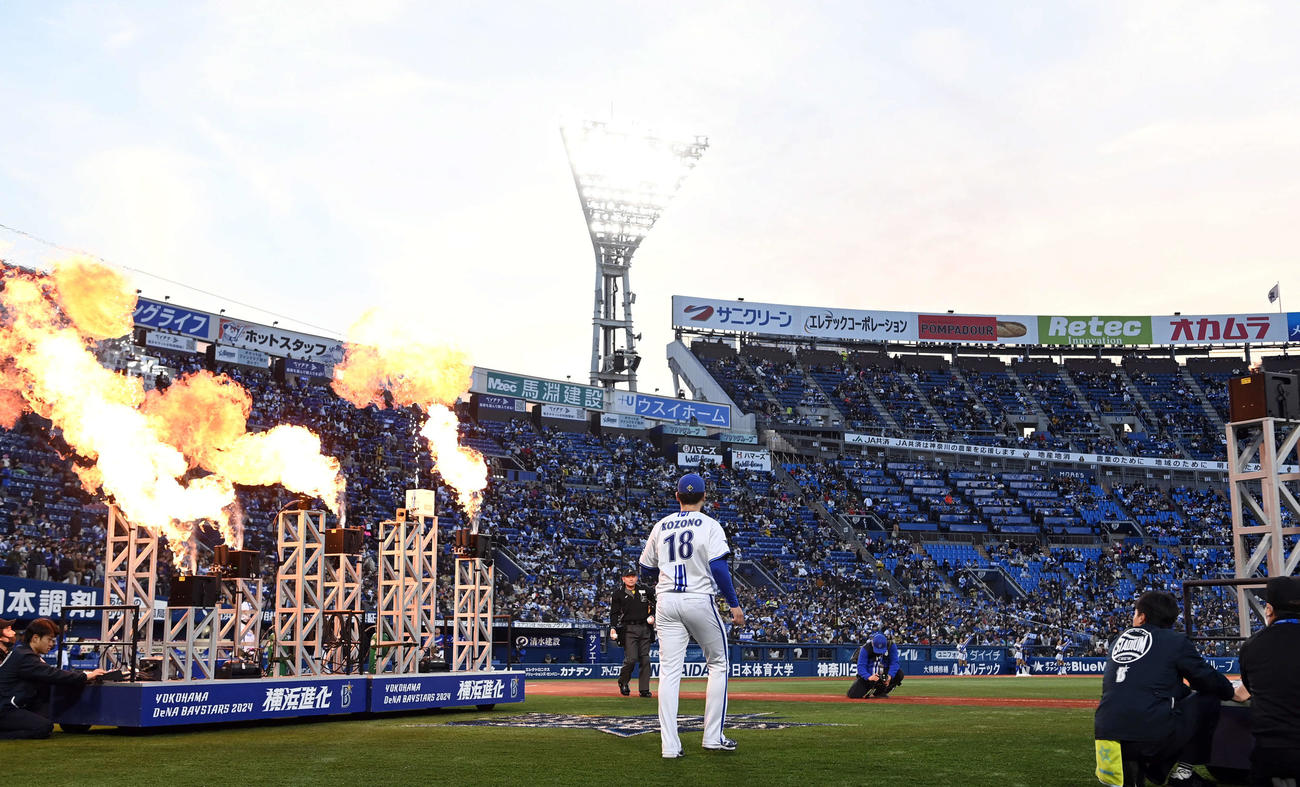 DeNA対中日　マウンドへ向かう初出場で初先発の小園（撮影・たえ見朱実）