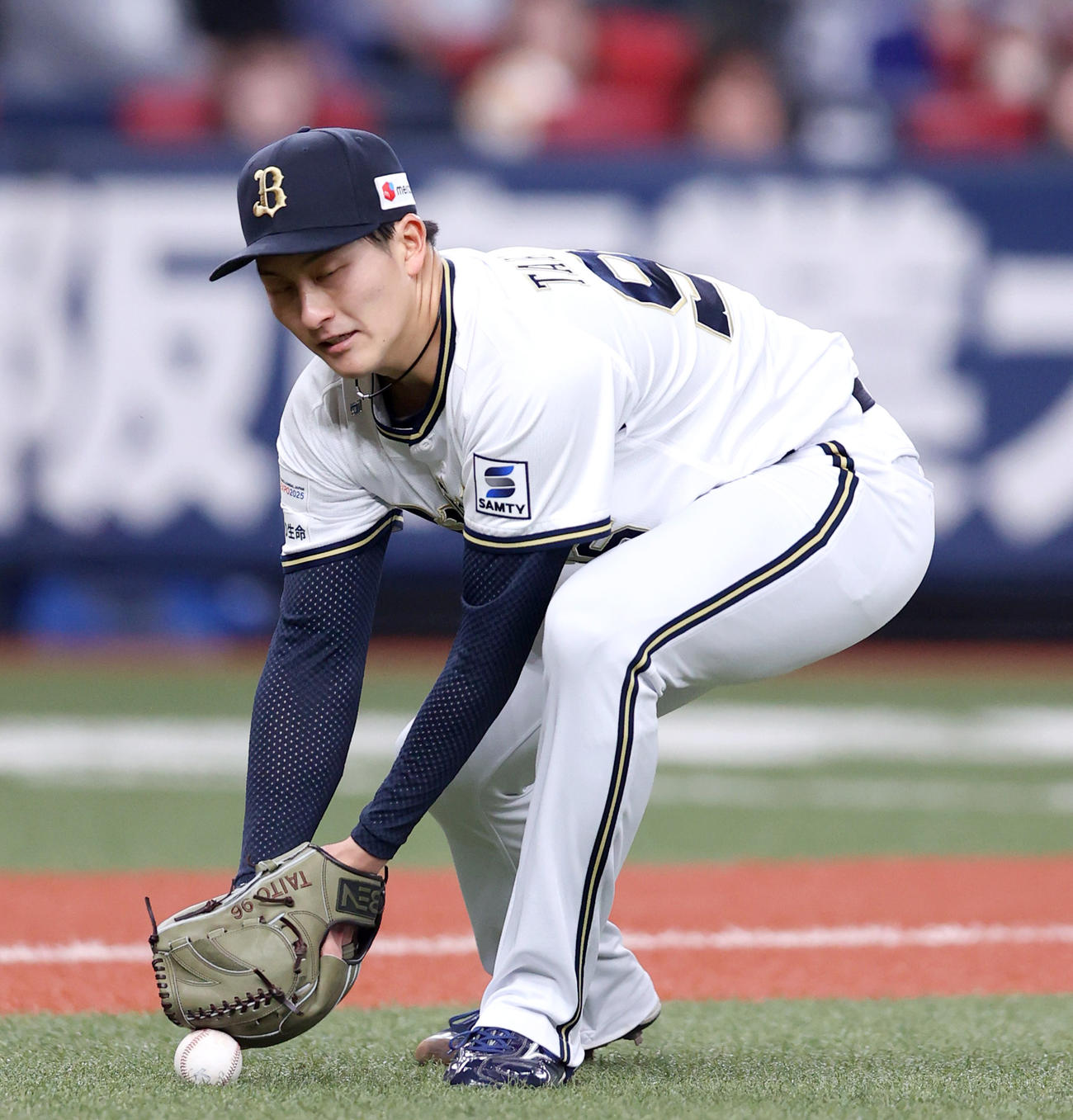 オリックス対楽天　5回表楽天1死二塁、高島は辰己の投前の球をファンブルする（撮影・上山淳一）
