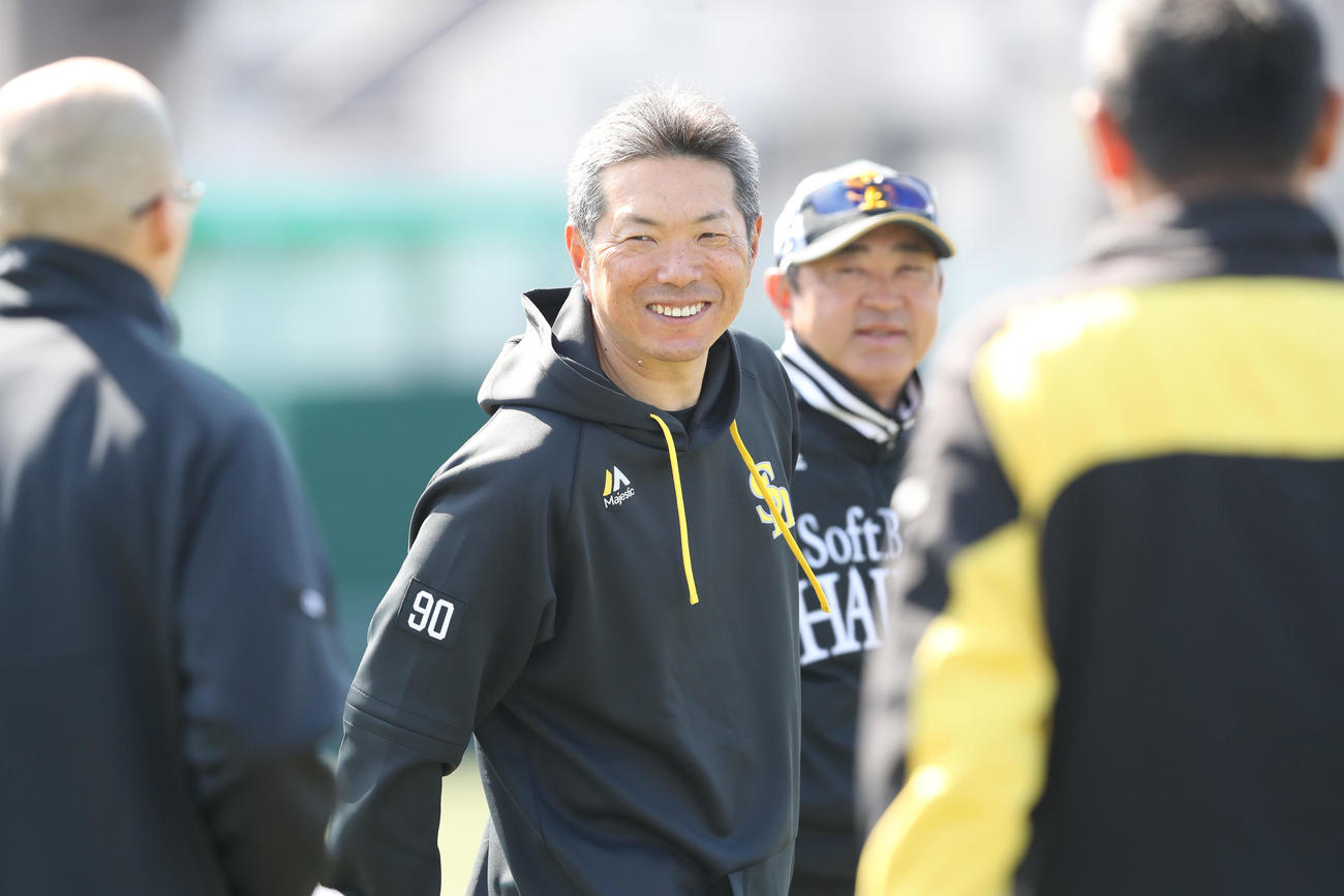 2軍を視察に訪れた小久保監督、奥は松山2軍監督（撮影・梅根麻紀）