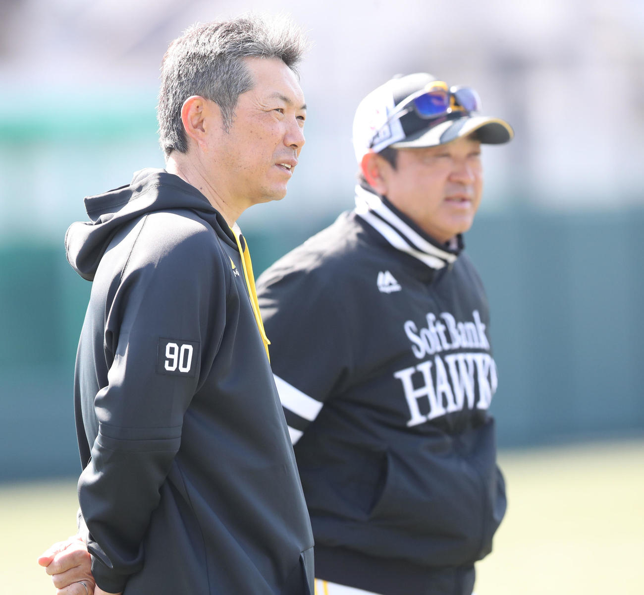 2軍を視察に訪れた小久保監督、後方は松山2軍監督（撮影・梅根麻紀）