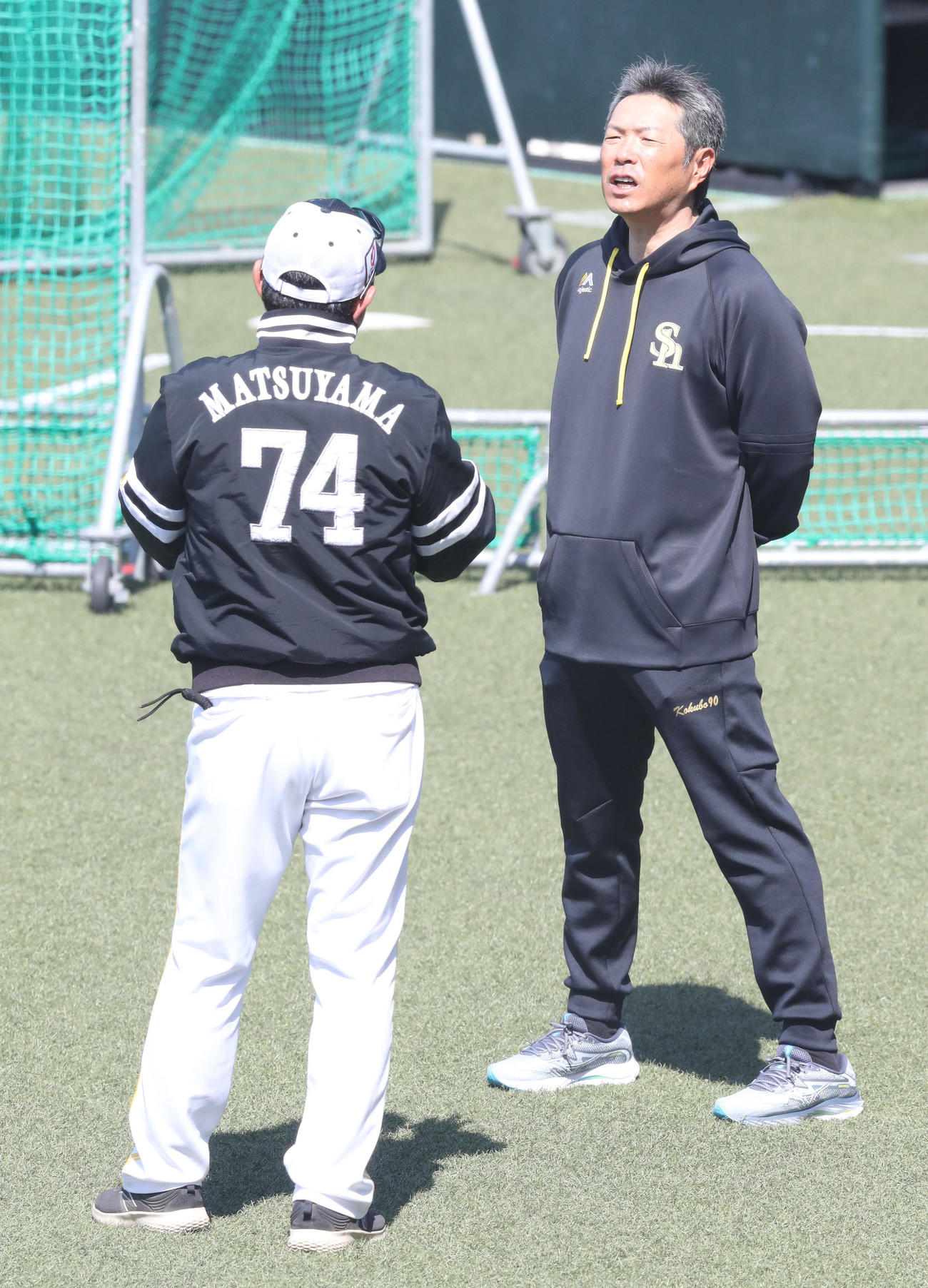 2軍を視察に訪れた小久保監督、手前は松山2軍監督（撮影・梅根麻紀）