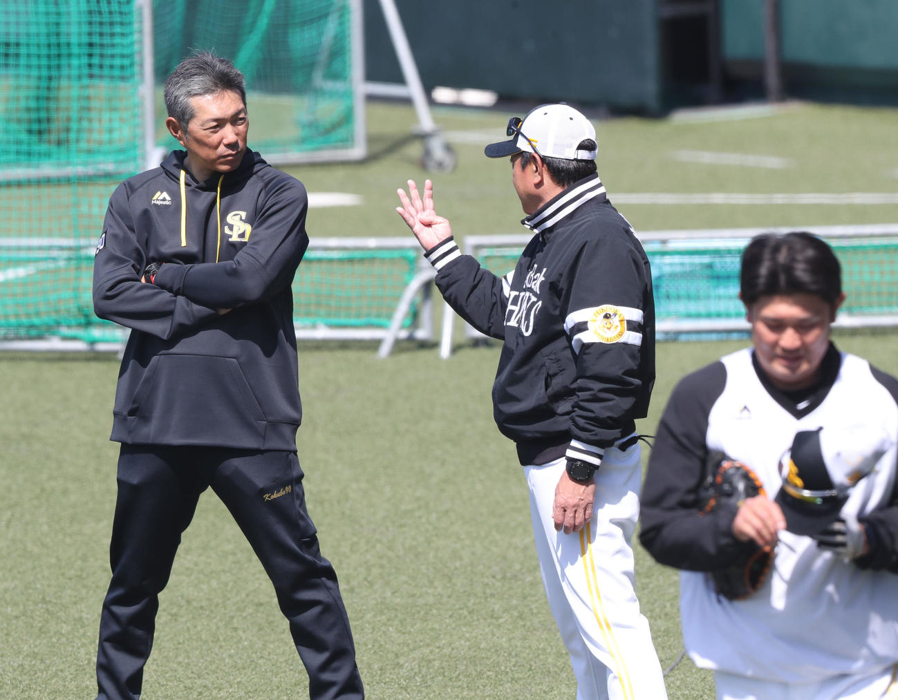 2軍を視察に訪れた小久保監督、右は松山2軍監督（撮影・梅根麻紀）
