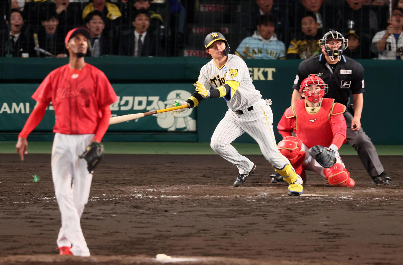 阪神対広島　4回裏阪神2死、森下は左越えソロ本塁打を放つ。投手はアドゥワ（撮影・加藤哉）