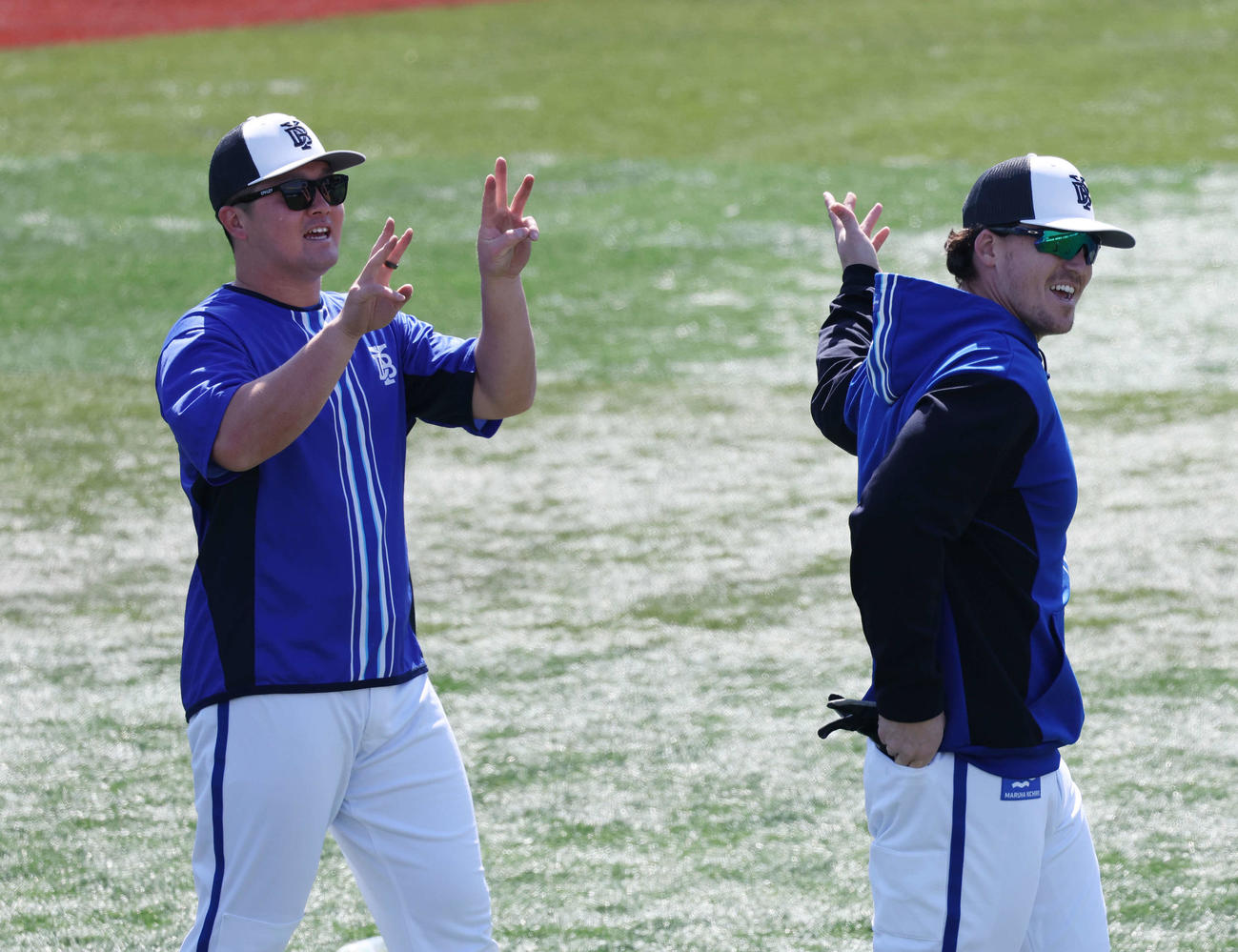 DeNA対中日　試合前、談笑するDeNA牧（左）とオースティン（撮影・宮地輝）