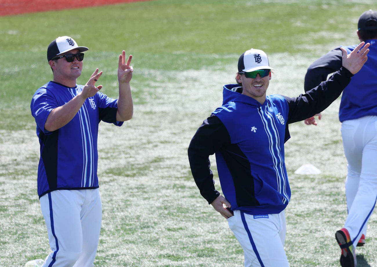 DeNA対中日　試合前、談笑するDeNA牧（左）とオースティン（撮影・宮地輝）