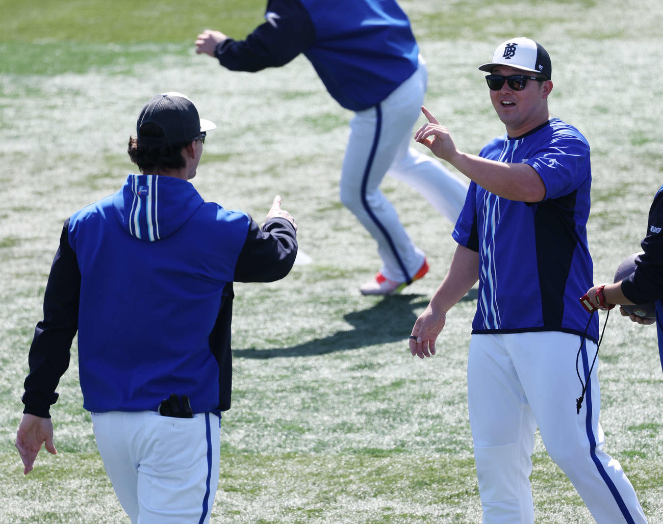 DeNA対中日　試合前、DeNAオースティン（左）と談笑する牧（撮影・宮地輝）