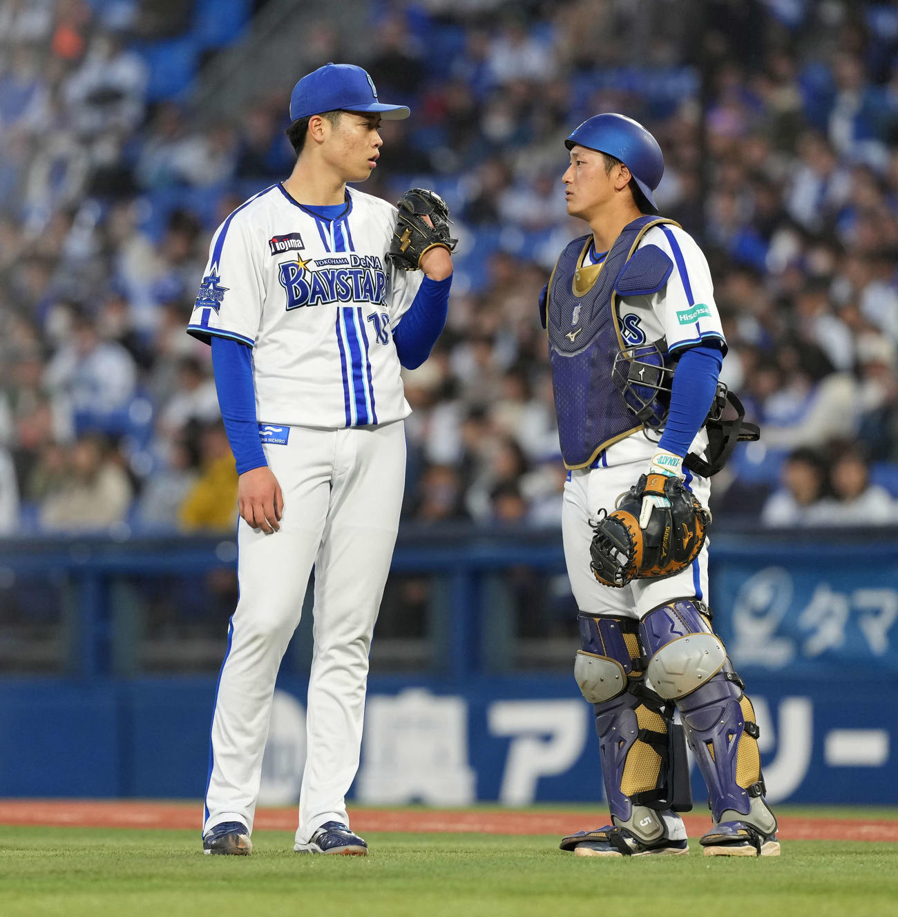 DeNA対中日　1回、話し合う小園（左）と松尾（撮影・井上学）