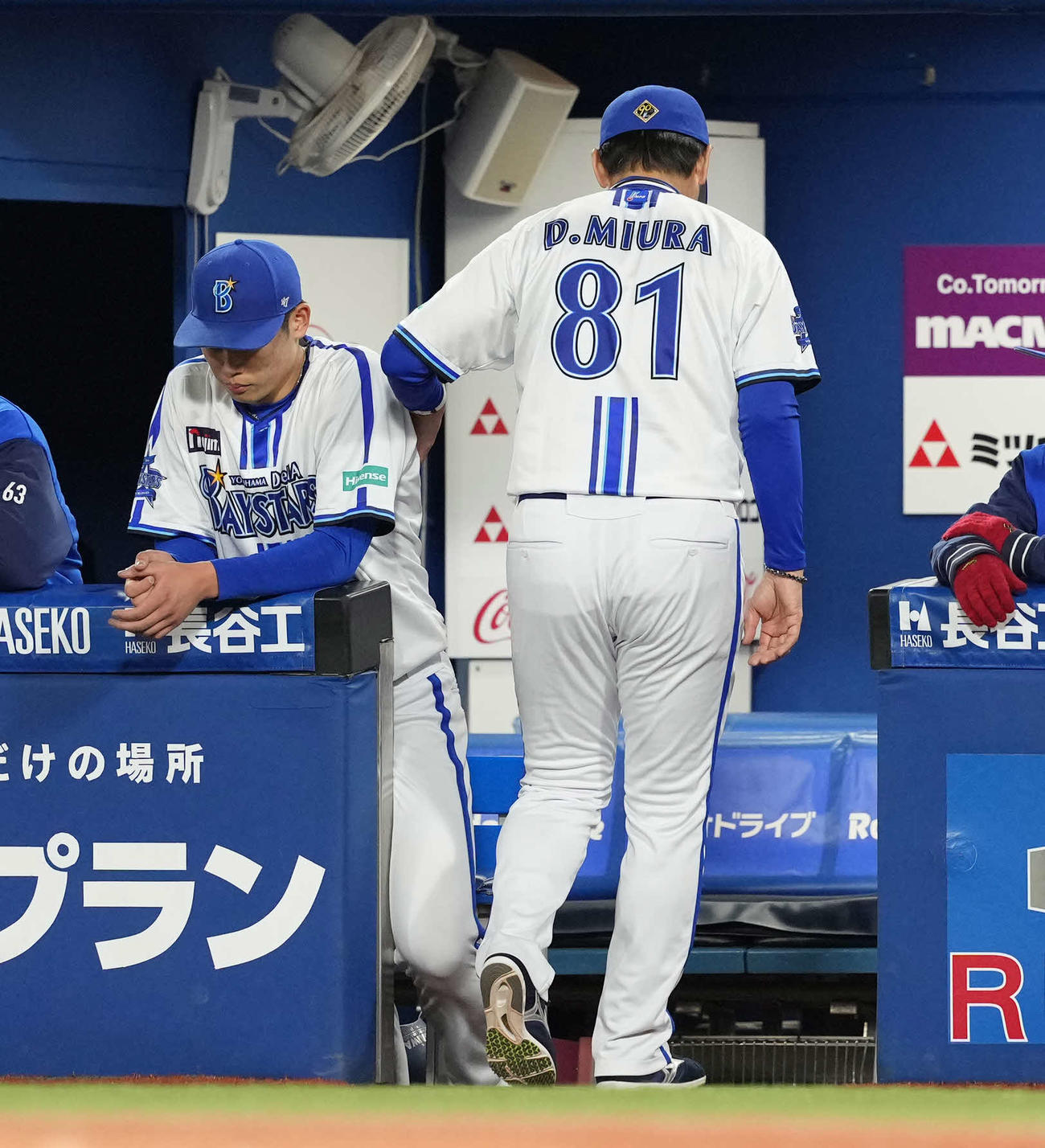 DeNA対中日　3回で降板した小園（左）は三浦監督からねぎらわれる（撮影・井上学）