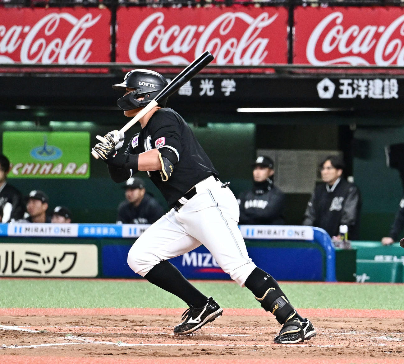 西武対ロッテ　3回表ロッテ2死一塁、山口は先制適時二塁打を放つ（撮影・滝沢徹郎）
