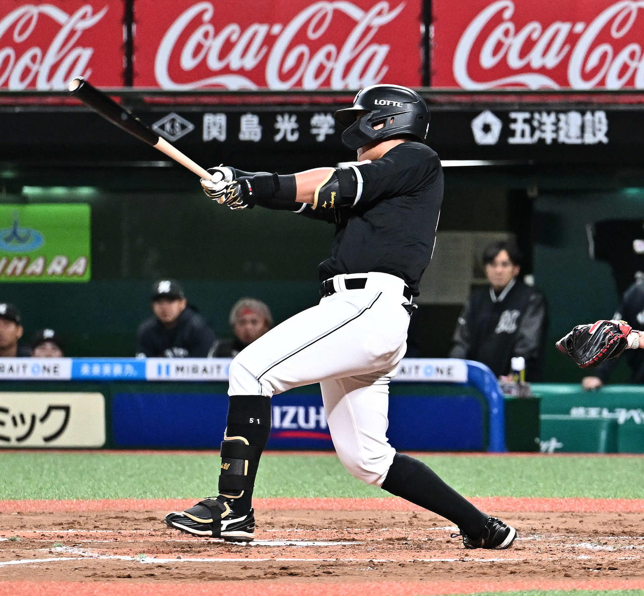 西武対ロッテ　3回表ロッテ2死一塁、山口は先制適時二塁打を放つ（撮影・滝沢徹郎）