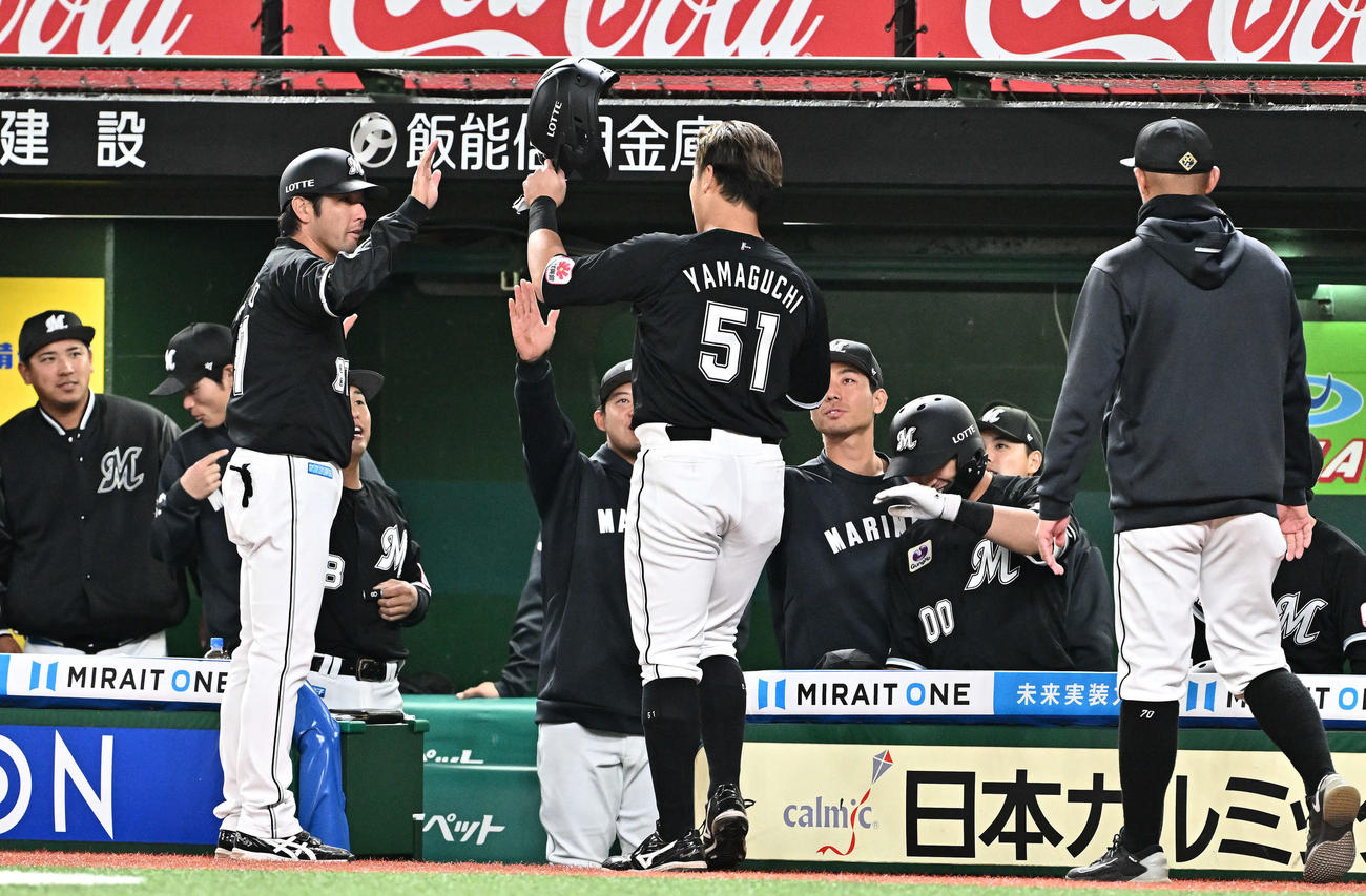 西武対ロッテ　3回表に先制適時二塁打を放った山口（中央）はベンチに戻りチームメートから祝福される（撮影・滝沢徹郎）