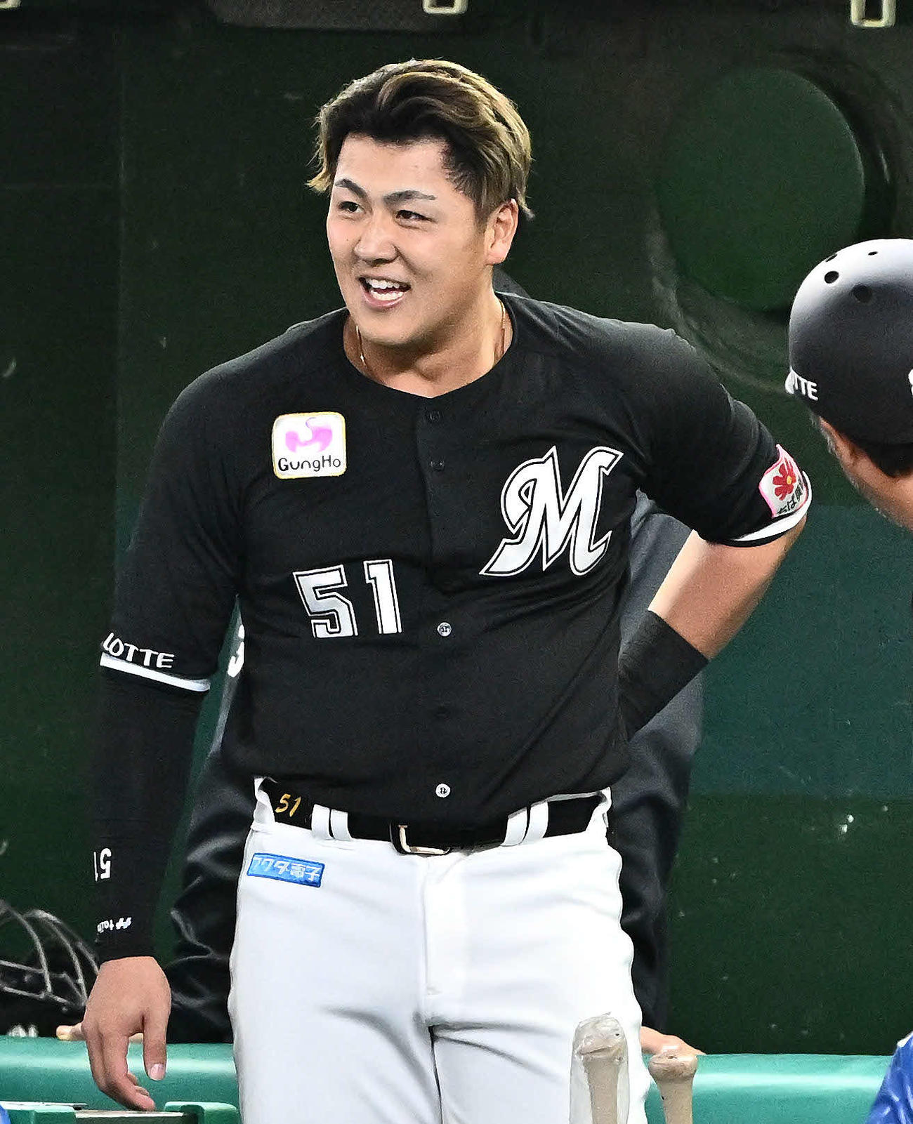 西武対ロッテ　3回表に先制適時二塁打を放った山口はベンチに戻り笑顔を見せる（撮影・滝沢徹郎）