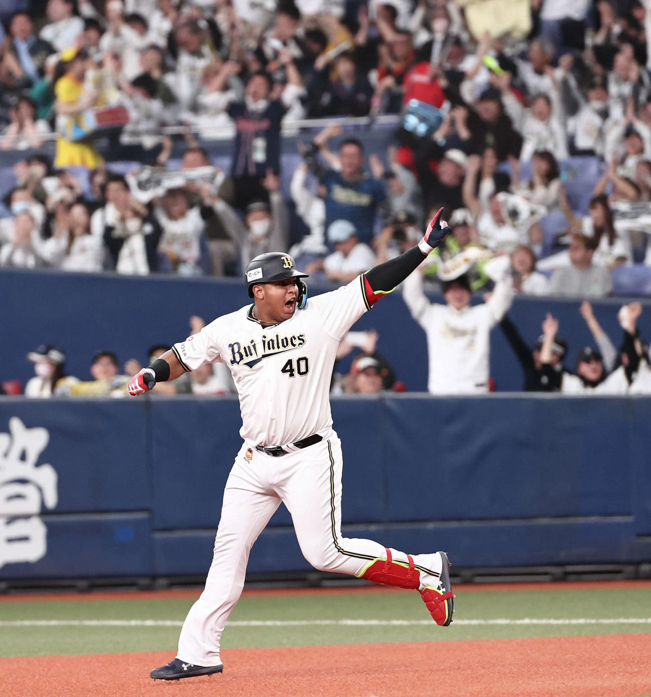 オリックス対楽天　8回裏オリックス無死一塁、2点本塁打を放ち、ベンチに向かって叫ぶセデーニョ（撮影・西尾就之）