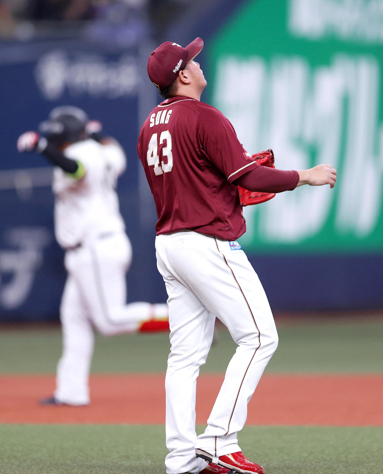 オリックス対楽天　8回裏オリックス無死一塁、宋（手前）はセデーニョに左越え2点本塁打を被弾する（撮影・上山淳一）