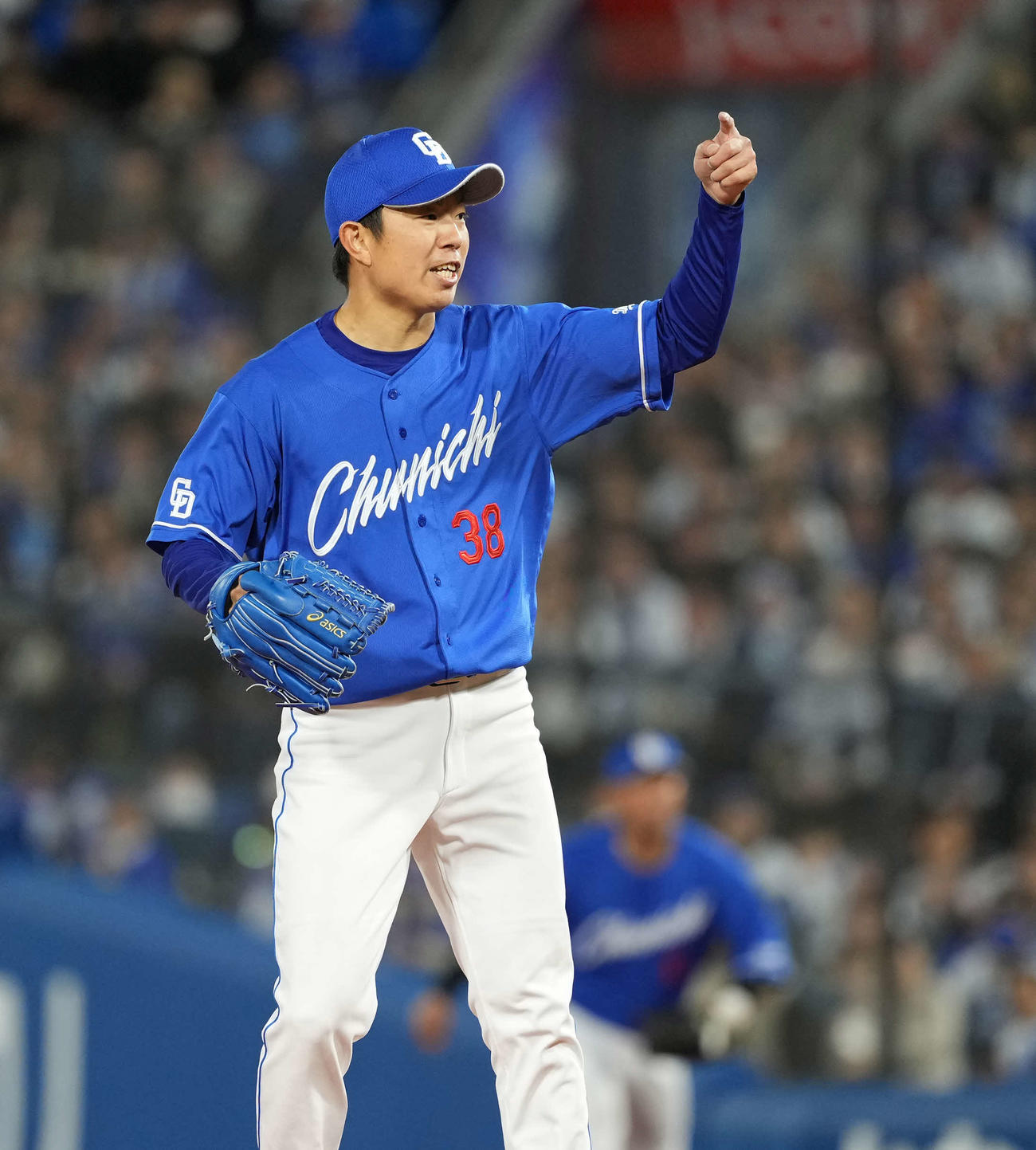 DeNA対中日　3回裏DeNA2死二塁、佐野のスイングをアピールする松葉（撮影・井上学）