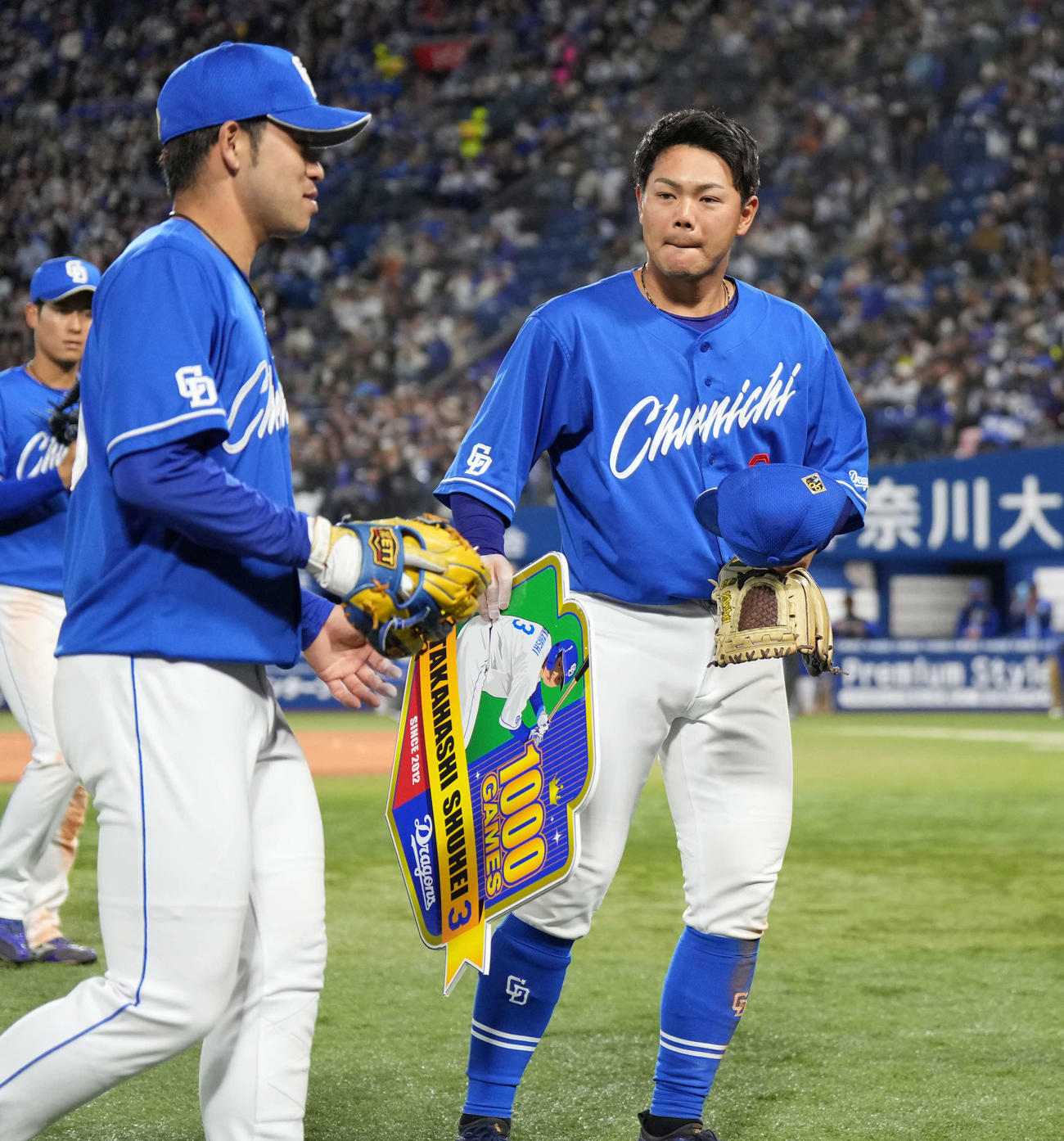 DeNA対中日　通算1000試合出場の中日高橋周は記念のボードを手にする（撮影・井上学）