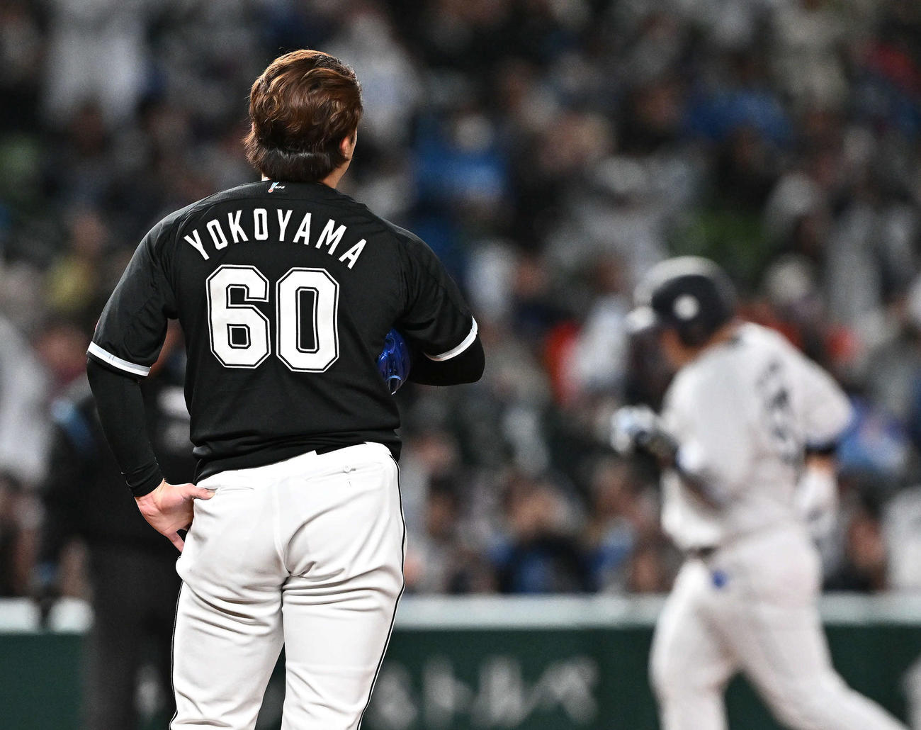 西武対ロッテ　9回裏西武1死、中村剛（後方）にソロ本塁打を浴びる横山（撮影・滝沢徹郎）