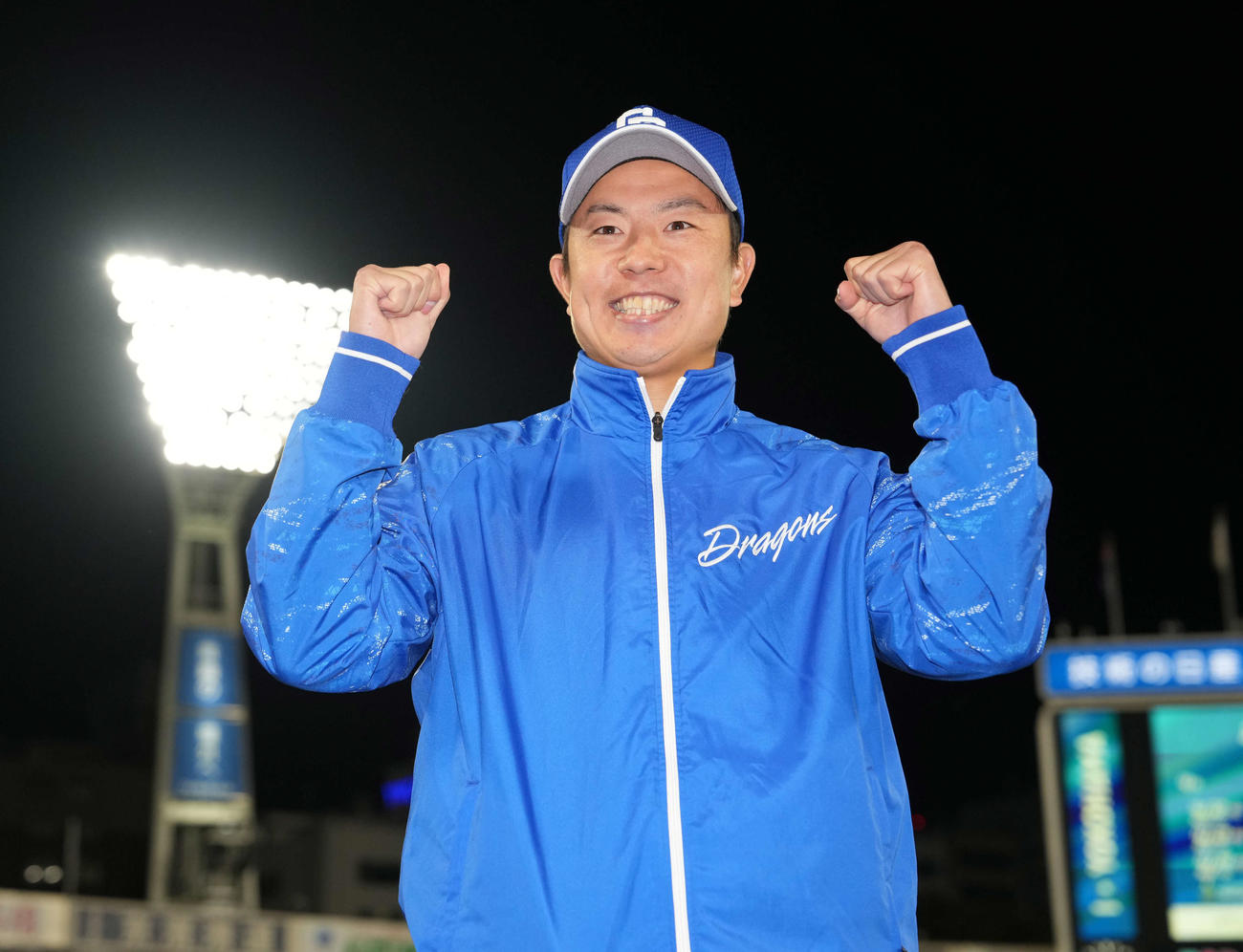 DeNA対中日　中日松葉は笑顔で記念撮影（撮影・井上学）