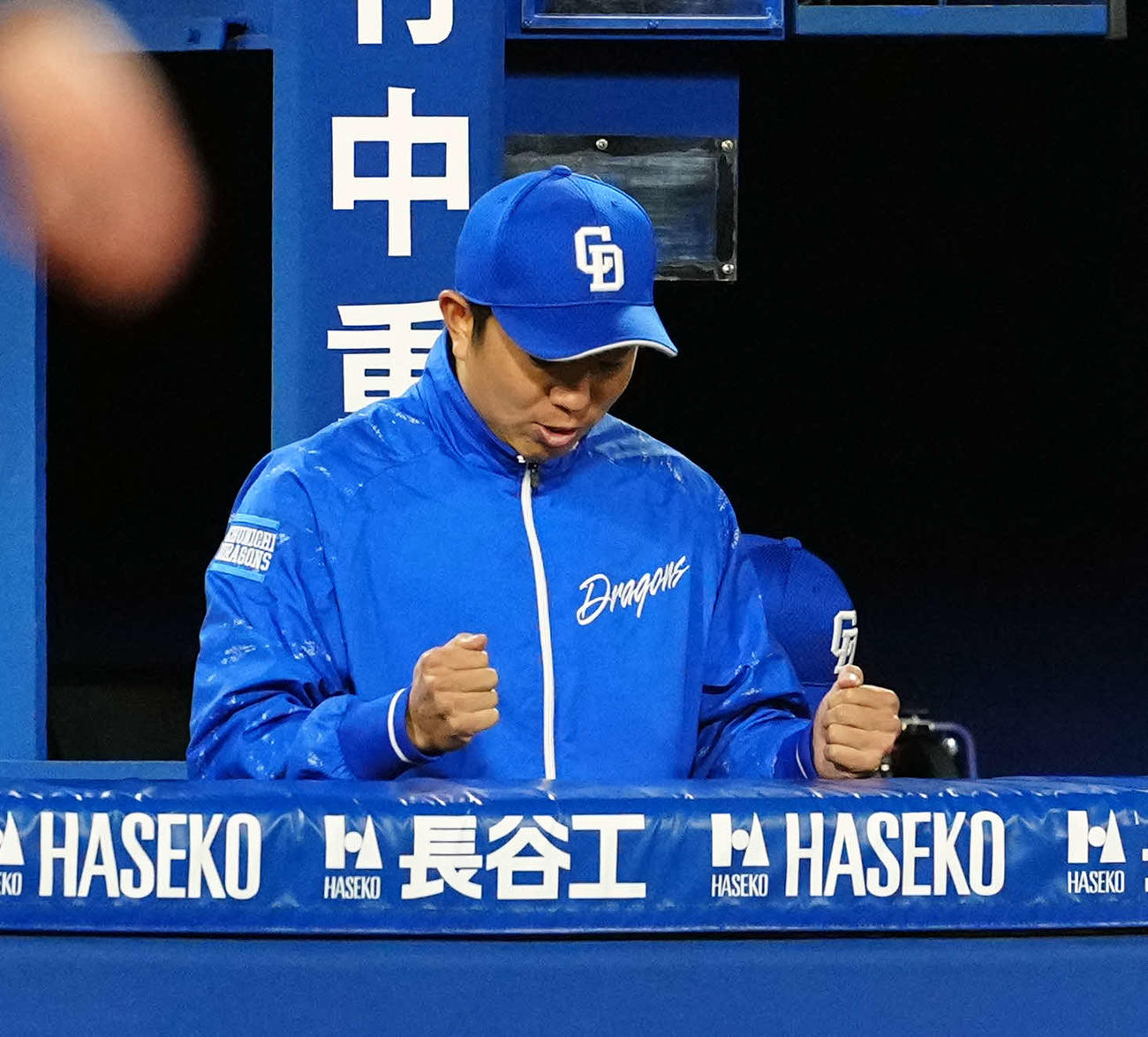 DeNA対中日　DeNAに勝利しガッツポーズを決める中日松葉（撮影・たえ見朱実）