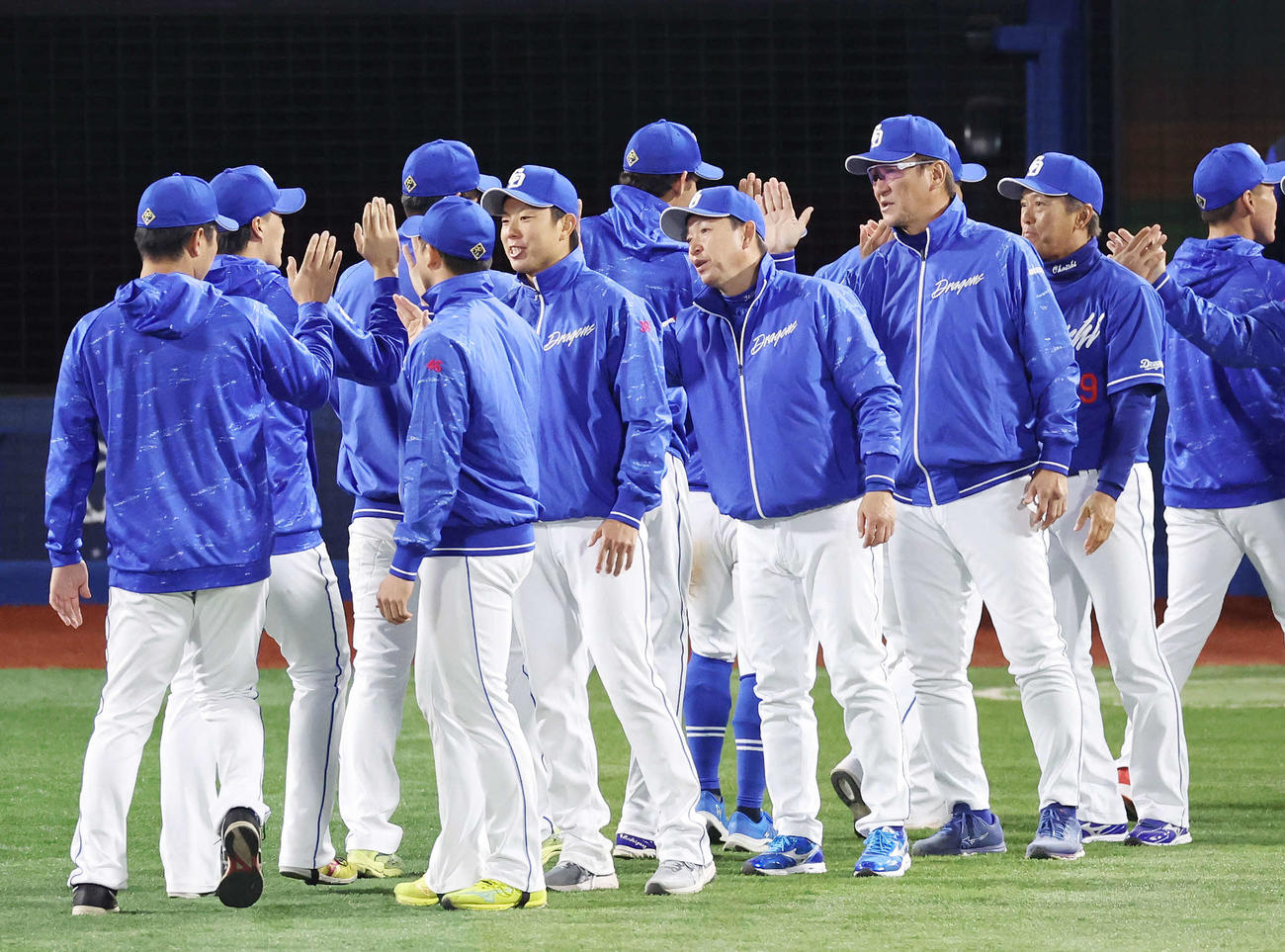 DeNA対中日　DeNAに勝利し、チームメートとタッチを交わす中日松葉（中央左）と立浪監督（同右）（撮影・宮地輝）