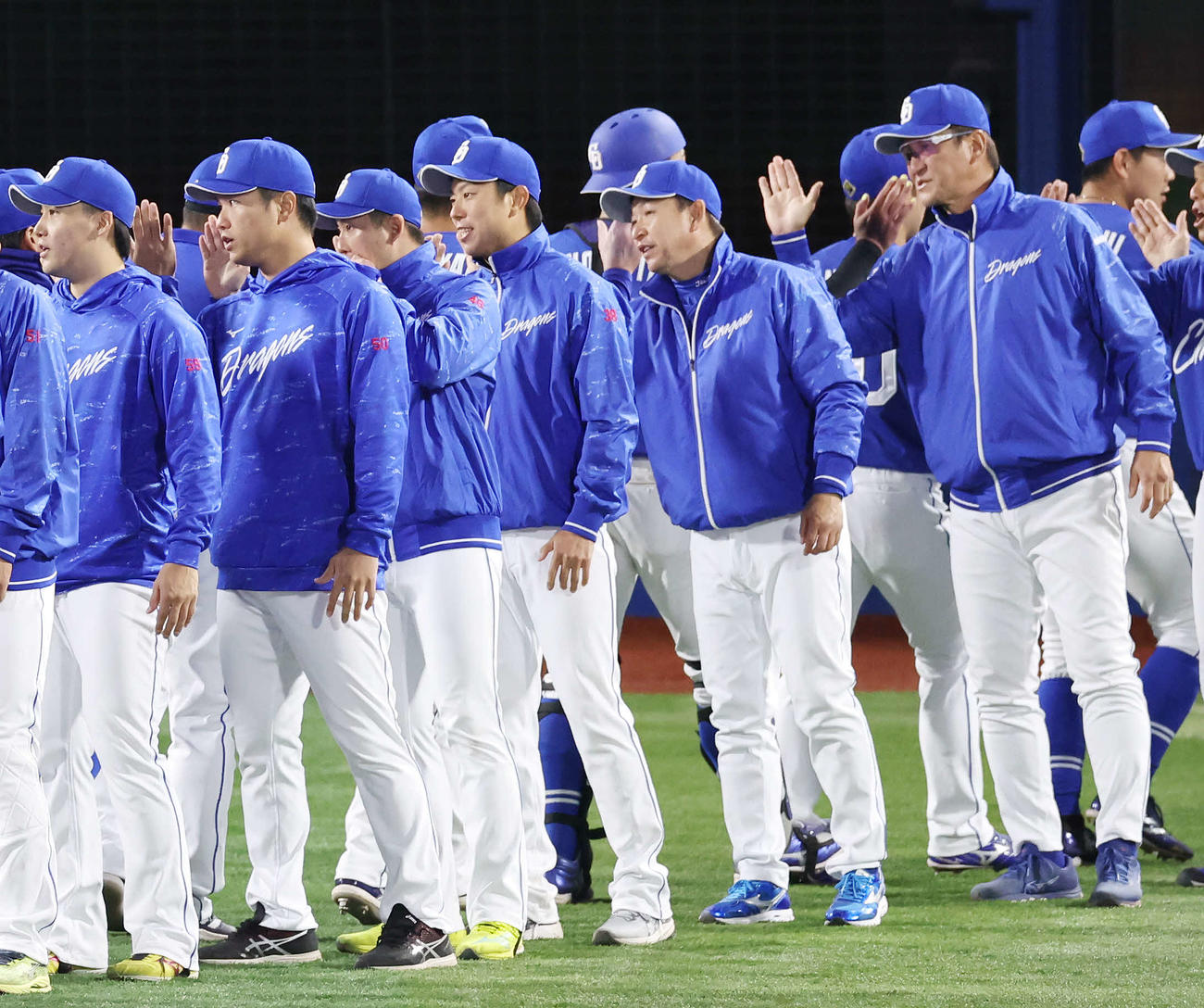 DeNA対中日　DeNAに勝利し、チームメートとタッチを交わす中日松葉（中央左）と立浪監督（同右）（撮影・宮地輝）