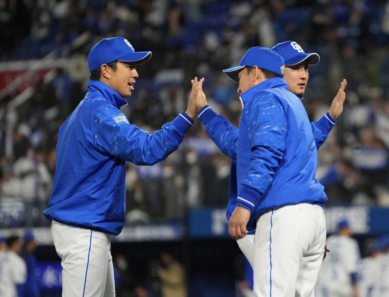 DeNA対中日　勝利のタッチをかわす松葉（左）と立浪監督（撮影・井上学）