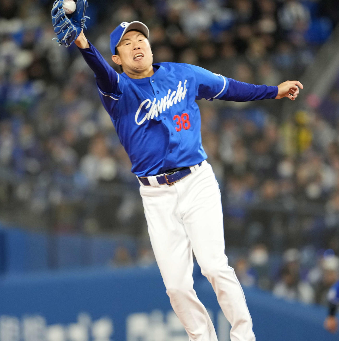 DeNA対中日　4回裏DeNA2死、大和の打球に飛びつく松葉（撮影・井上学）