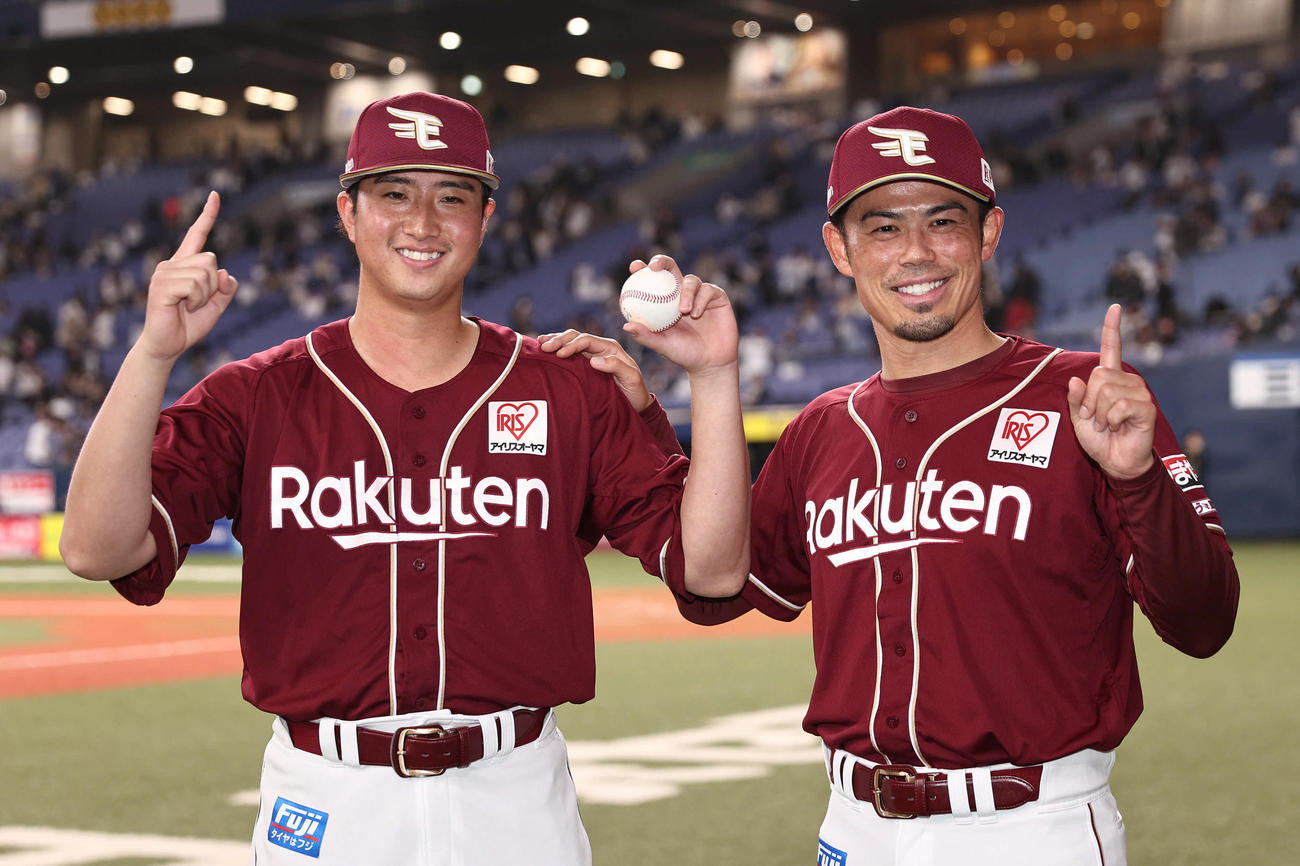 オリックス対楽天　プロ初勝利の楽天西垣（左）は今江監督と記念写真に納まる（撮影・西尾就之）