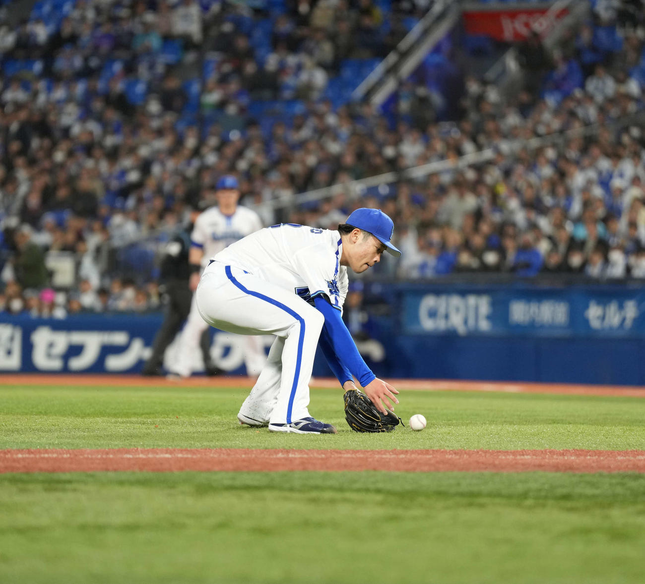 DeNA対中日　2回表中日無死一塁、村松の打球処理をする小園（撮影・井上学）