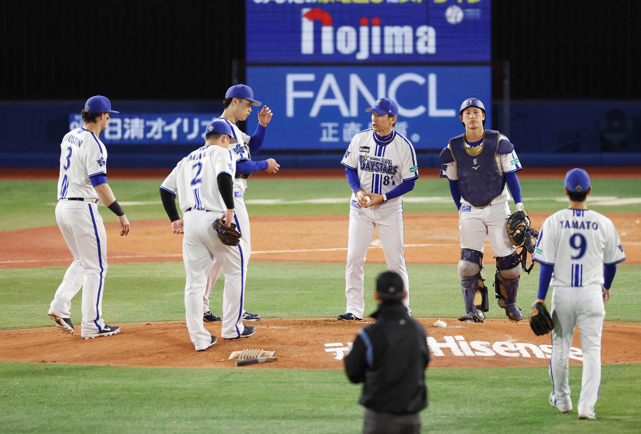 DeNA対中日　3回表中日2死一、二塁、松葉に右前適時打を浴び、三浦監督（中央右）に交代を告げられる小園（同左）（撮影・宮地輝）