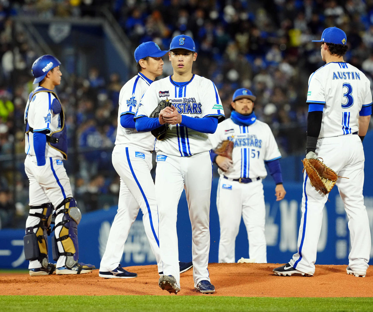 DeNA対中日　3回表途中でマウンドを降りるプロ初登板の小園（手前）。後方は三浦監督（撮影・たえ見朱実）