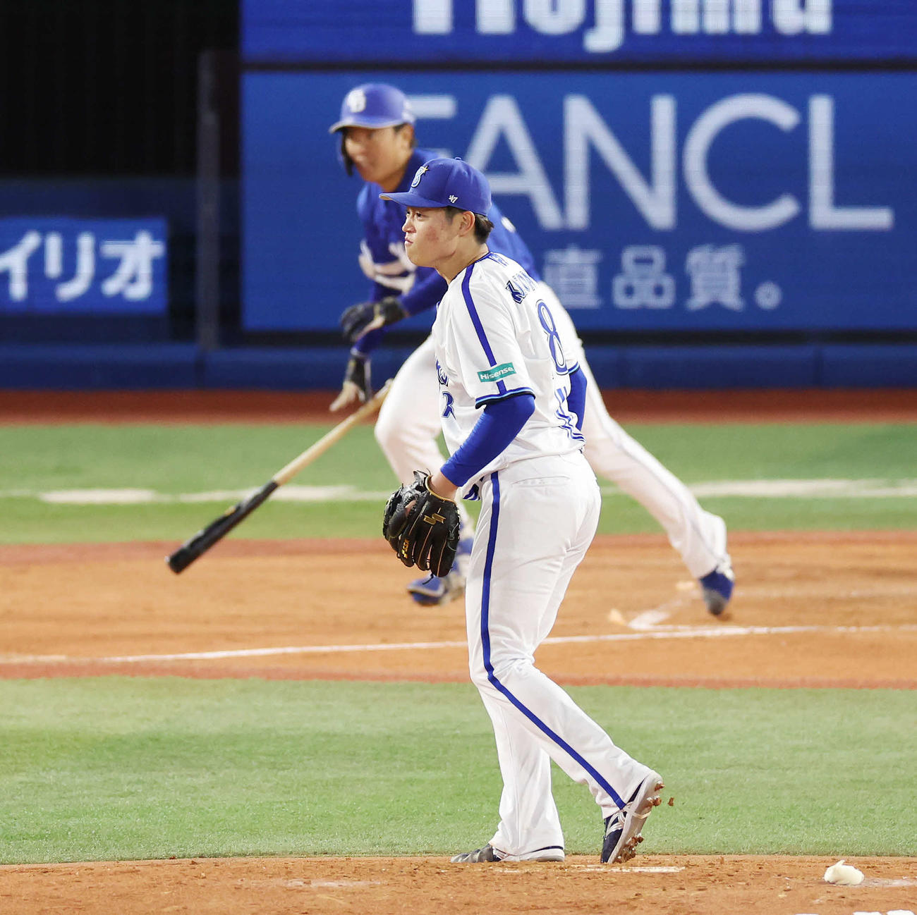 DeNA対中日　3回表中日2死一、二塁、松葉（後方）に右前適時打を浴びる小園（撮影・宮地輝）