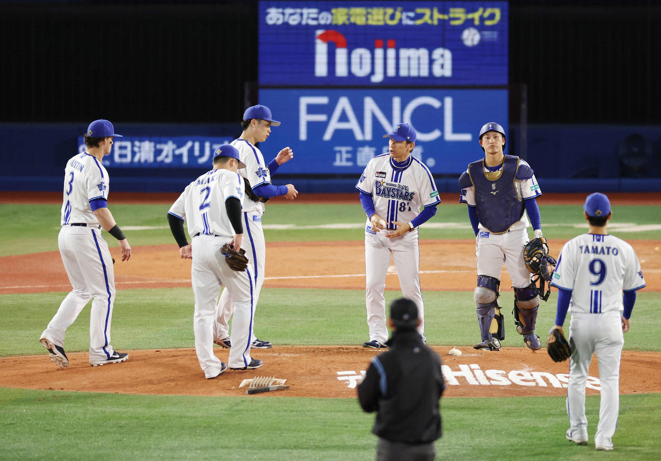 DeNA対中日　3回表、DeNA小園（中央左）に途中降板を告げる三浦監督（同右）（撮影・宮地輝）