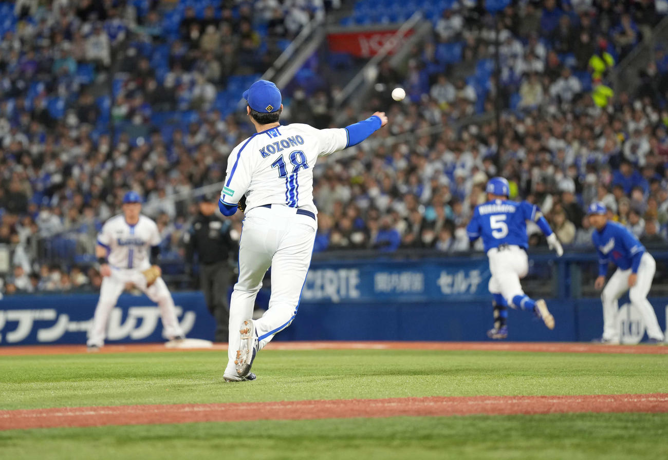 DeNA対中日　2回表中日無死一塁、村松の打球処理をする小園（撮影・井上学）