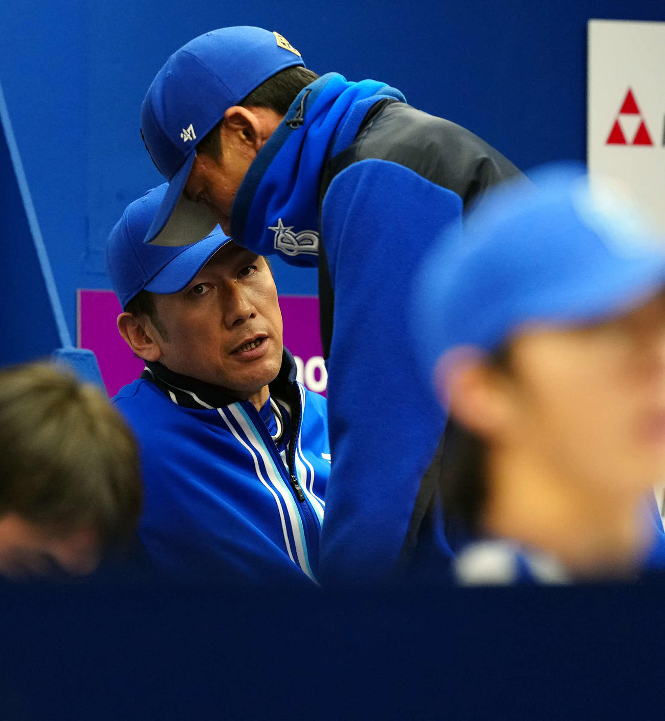 DeNA対中日　プロ初先発小園が5失点。ベンチでスタッフと話をするDeNAの三浦監督（撮影・たえ見朱実）