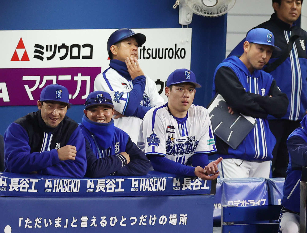 DeNA対中日　3回表、途中降板となったDeNA小園（左から4人目）（撮影・宮地輝）