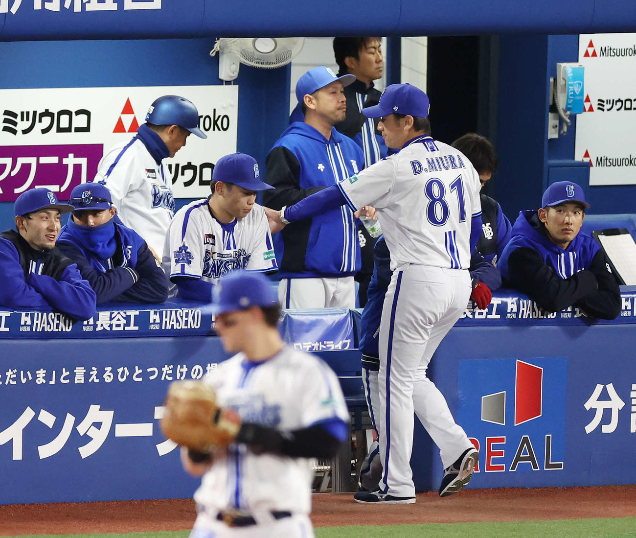 DeNA対中日　3回表、途中降板したDeNA小園（中央左）の肩をたたく三浦監督（同右）（撮影・宮地輝）