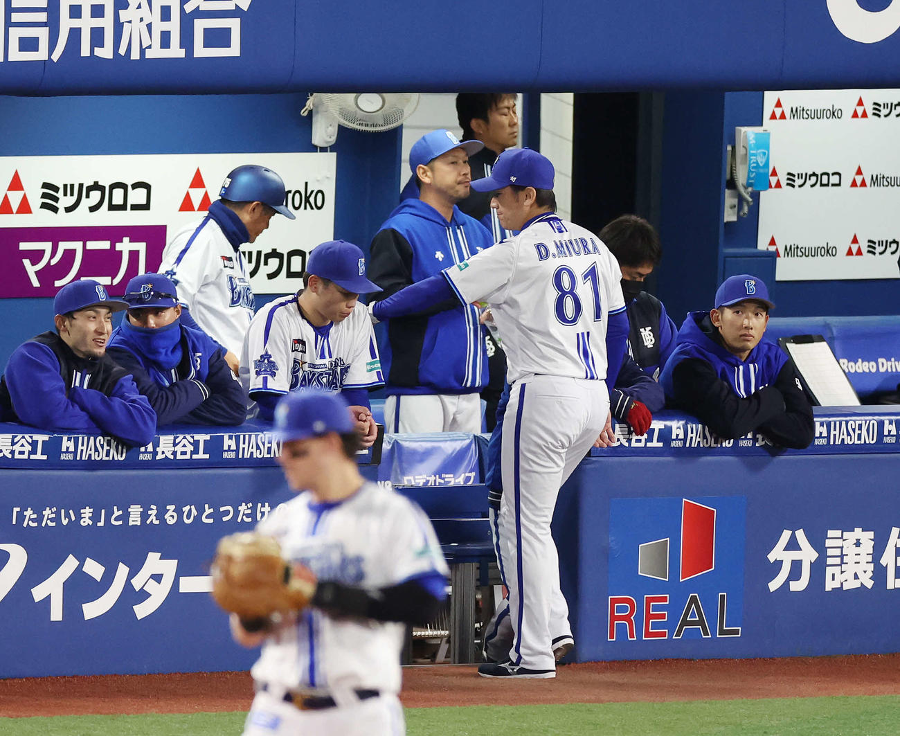 DeNA対中日　3回表、途中降板したDeNA小園（中央左）の肩をたたく三浦監督（同右）（撮影・宮地輝）