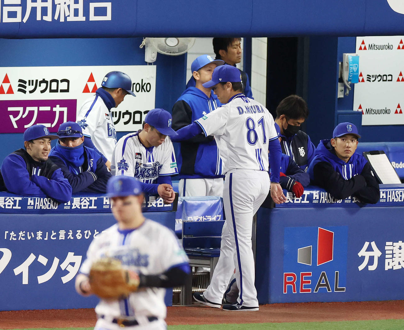 DeNA対中日　3回表、途中降板したDeNA小園（中央左）の肩をたたく三浦監督（同右）（撮影・宮地輝）