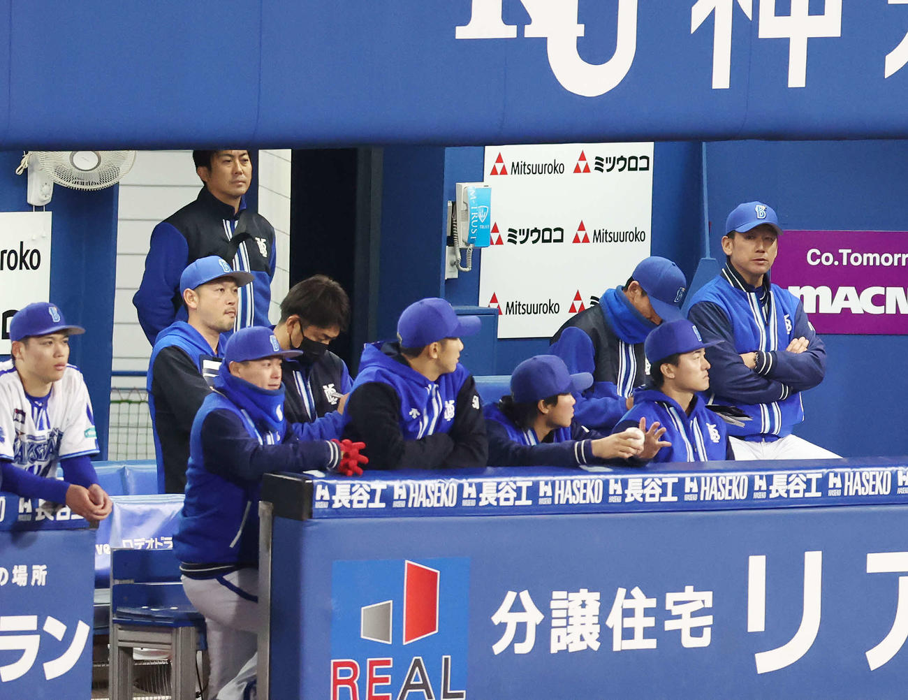DeNA対中日　ベンチで腕を組むDeNA三浦監督（右端）。左端は途中降板となった小園（撮影・宮地輝）