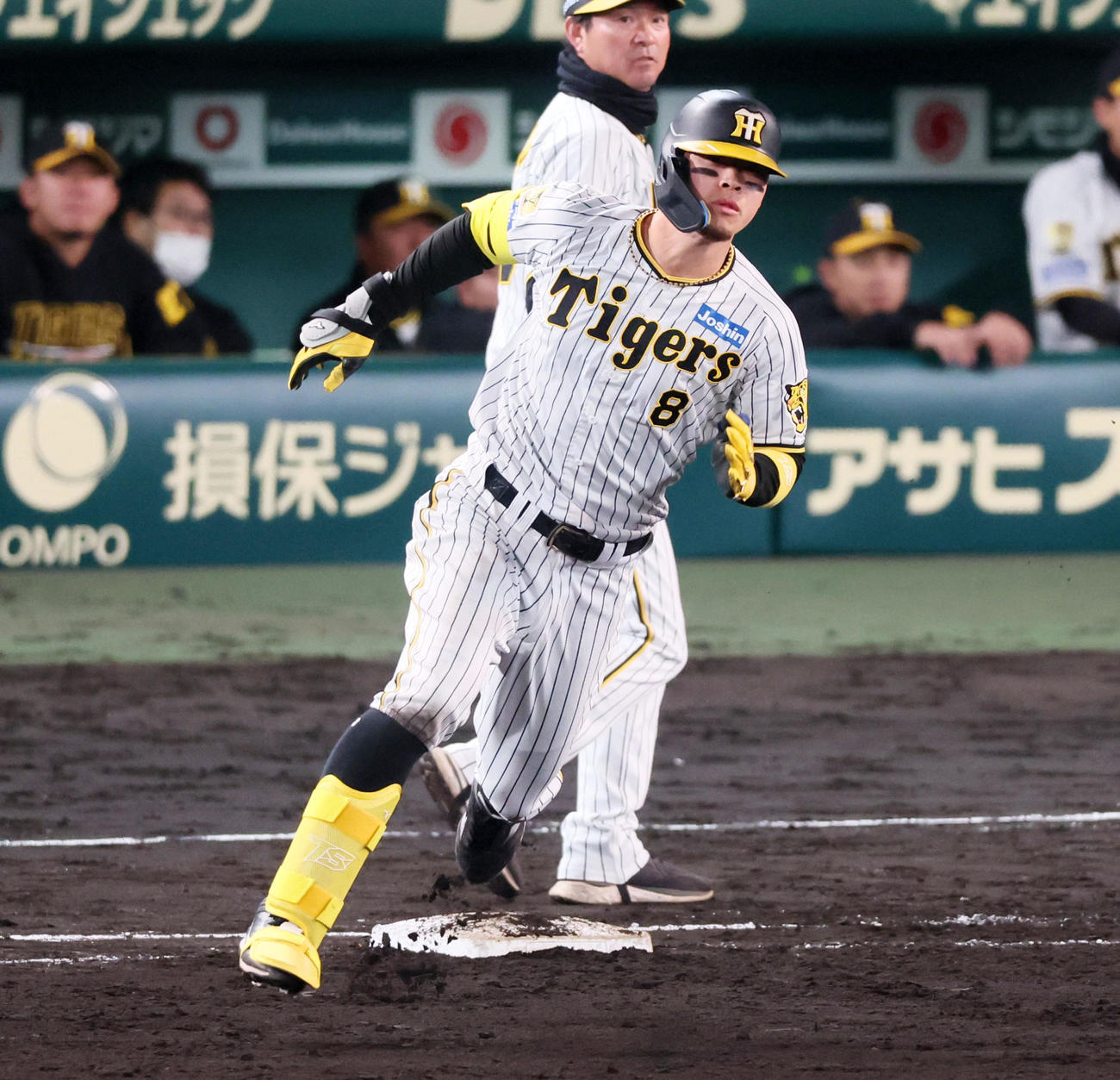 阪神対広島　6回裏阪神2死一塁、佐藤輝は左左翼へ適時二塁打を放つ（撮影・加藤哉）
