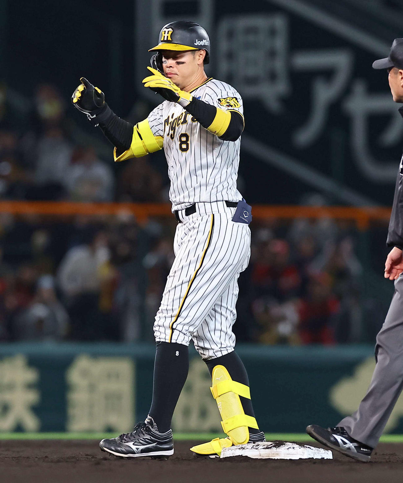 阪神対広島　6回裏阪神2死一塁、佐藤輝は適時二塁打を放つ（撮影・上田博志）