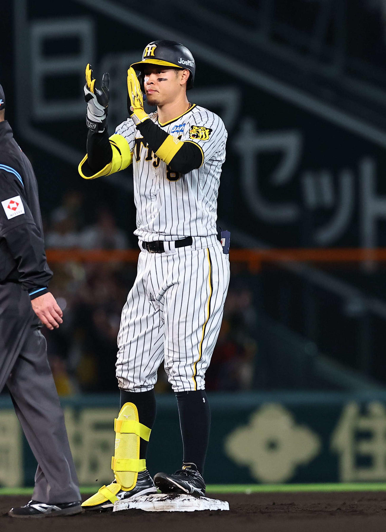阪神対広島　6回裏阪神2死一塁、佐藤輝は適時二塁打を放つ（撮影・上田博志）