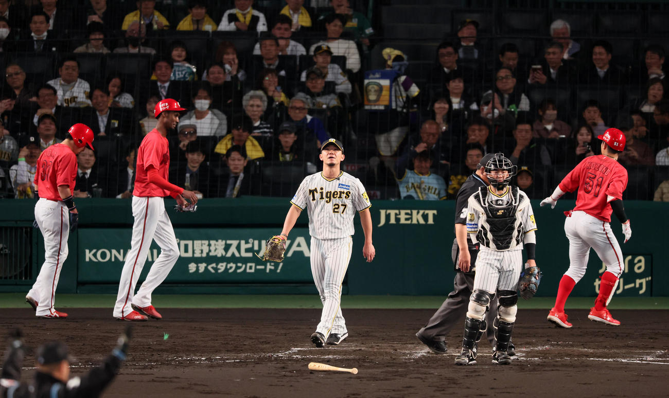阪神対広島　2回表広島2死一、二塁、伊藤将は菊池に適時二塁打を浴び5点目を失なう（撮影・加藤哉）