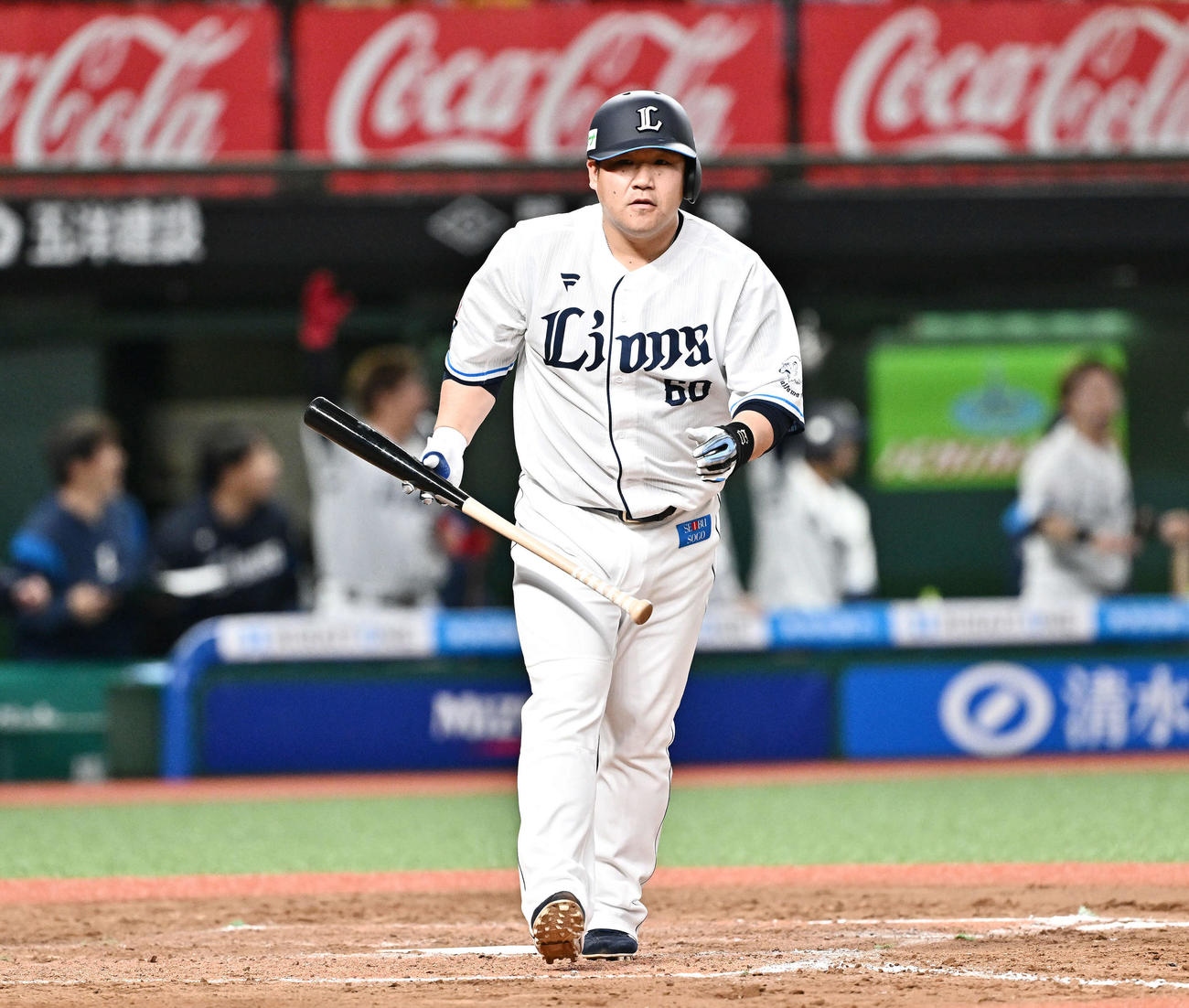 西武対ロッテ　9回裏西武1死、中村剛は左越えソロ本塁打を放つ（撮影・滝沢徹郎）