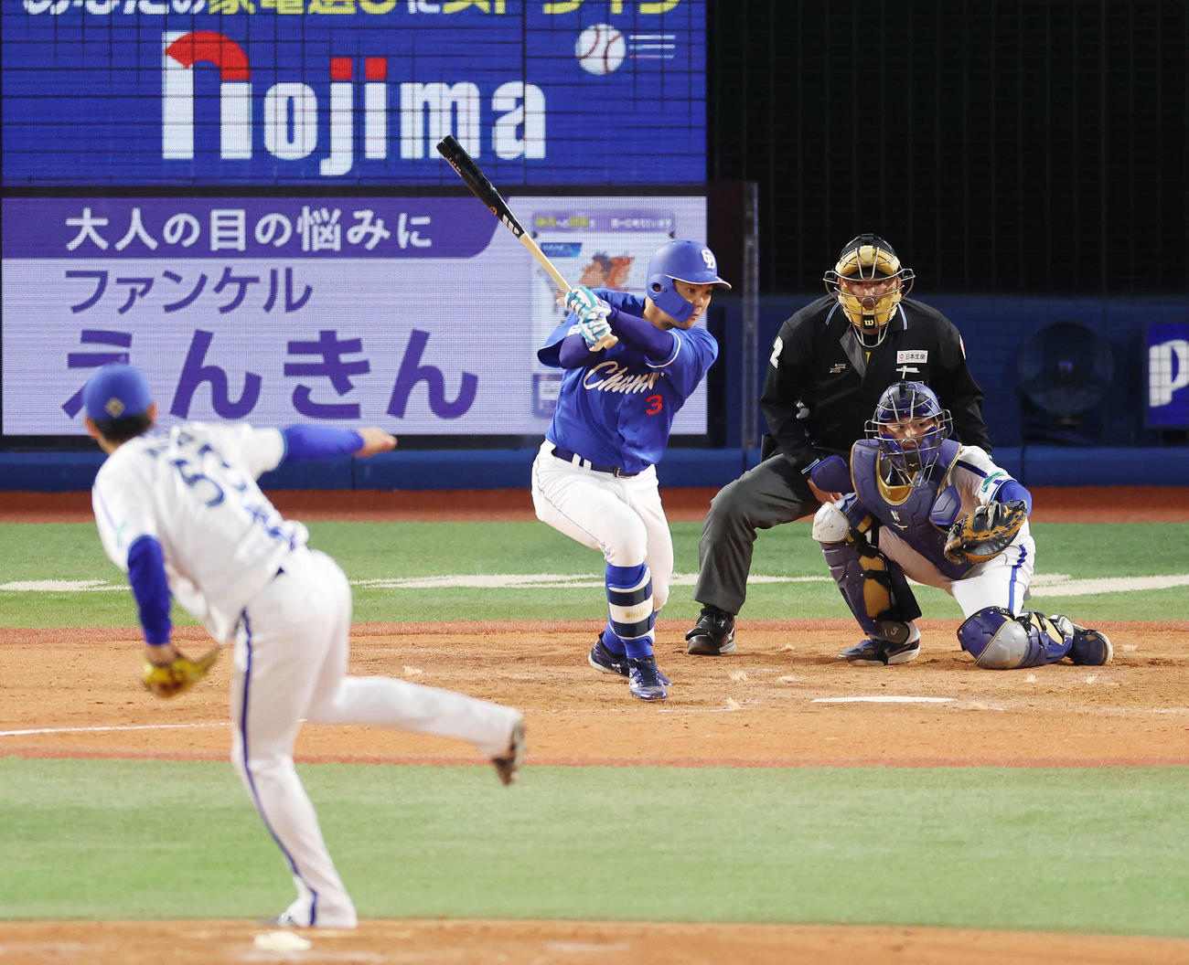 DeNA対中日　4回表中日無死、左前打を放つ高橋周。投手中川颯（撮影・宮地輝）